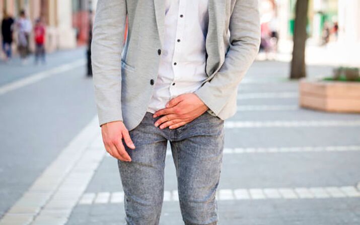 Egy férfi aggódik a prosztatagyulladás kellemetlen tünetei miatt