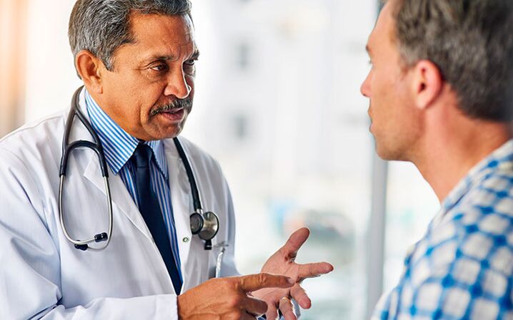 Prosztatagyulladásban szenvedő férfi urológusnál
