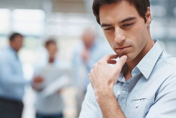 egy férfi bakteriális prosztatagyulladás kezelésén gondolkodik